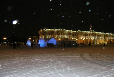 В ночном Питере.  Ледяной дворец.