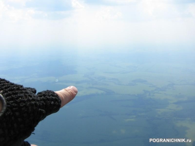 Во-о-о-н  с того поля я взлетел