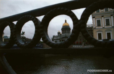 парапеты, мосты, памятники