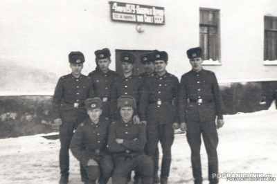 Перед входом в роту связи Петрозаводска. 1979 год.