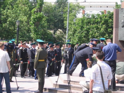 Возложение венков к памятнику