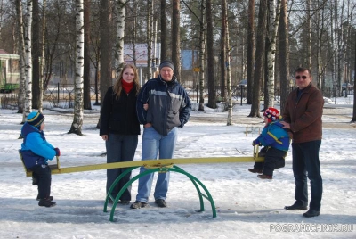 Покачали деток на качелях.