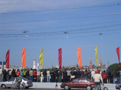 На мосту через Москву-реку