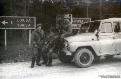 По дороге на заставу.Слева на право: Сашка Клёнов, Я и Юрик