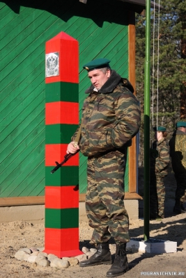 Он когда в зеркало смотрит - сам себе не улыбается!