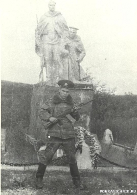Монумент у КПП "Титовка" (лето-84)