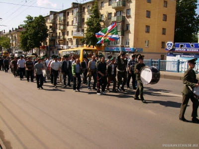 По улице Орла.