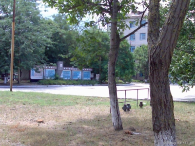 Плац перед школой связи и курилкой.