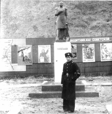 Кузнецов Е А в Невельске у памятника Геннадию Невельскому.