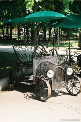 Донецк.Парк кованных фигур.Автомобиль