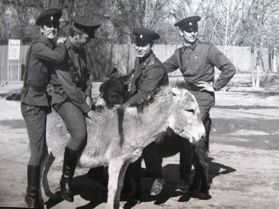 1974г.И офицеры бывают мальчишками..jpg