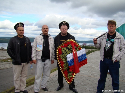 У памятника "Защитникам Заполярья"