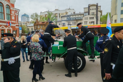 Полевая кухня для жителей города от морской пехоты и моряков