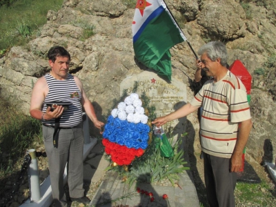 У памятника пограничникам в горах