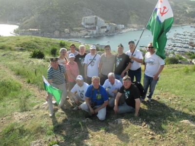 У памятника пограничникам в горах