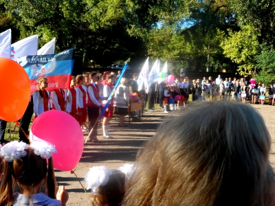 Благодаря российским гум.конвоям, к первому сентября восстановлена ещё одна школа, получившая повреждения в результате обстрела украинской армии. Дети снова пошли в школу...