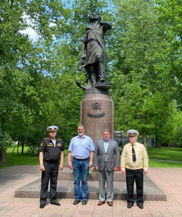 Кто основатель флота. Памятник Петру 1 в Измайлово. Возложение цветов к памятнику Петра 1. Памятник создателям флота России у прибалтийской. Поддержка флота в Одинцовском районе.