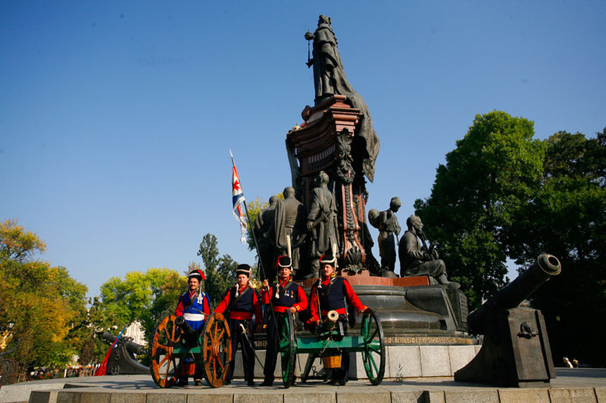 Памятник екатерине в краснодаре фото