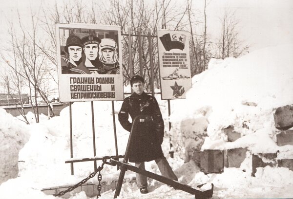 у входа в дивизион, 1980г..jpg