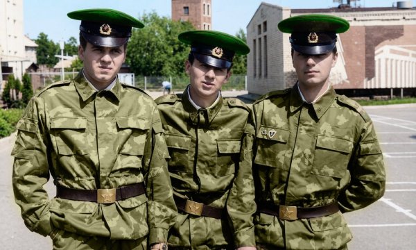 На плацу Вадик Савейко, Олег Елисеев.jpeg