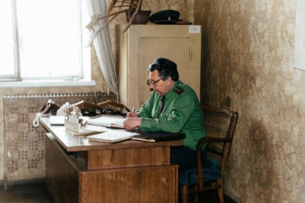 Виктор Иванович Сапрыкин занят боевым расчетом.jpg