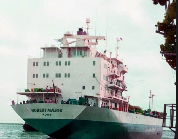 Robert Maersk швартуется на 30sq причал.jpg